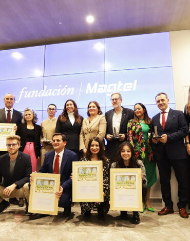 Foto de grupo de premiados Fundación Magtel 2022